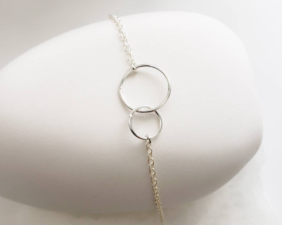 Infinity Circles Bracelet • Friendship Gift • Linked Circle Bracelet • Infinity Links • Sister Gift • Minimalist Jewelry • Delicate Bracelet