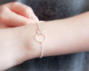 Infinity Circles Bracelet • Friendship Gift • Linked Circle Bracelet • Infinity Links • Sister Gift • Minimalist Jewelry • Delicate Bracelet