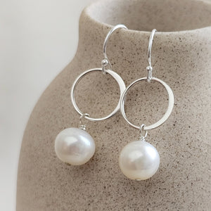 Pearl Drop Earrings • Freshwater Pearls • Modern Pearl Dangles • Delicate Gold & Pearl Earrings • Minimalist Style • Classic Pearls