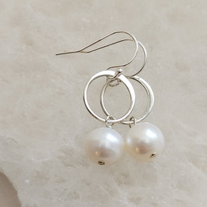 Pearl Drop Earrings • Freshwater Pearls • Modern Pearl Dangles • Delicate Gold & Pearl Earrings • Minimalist Style • Classic Pearls