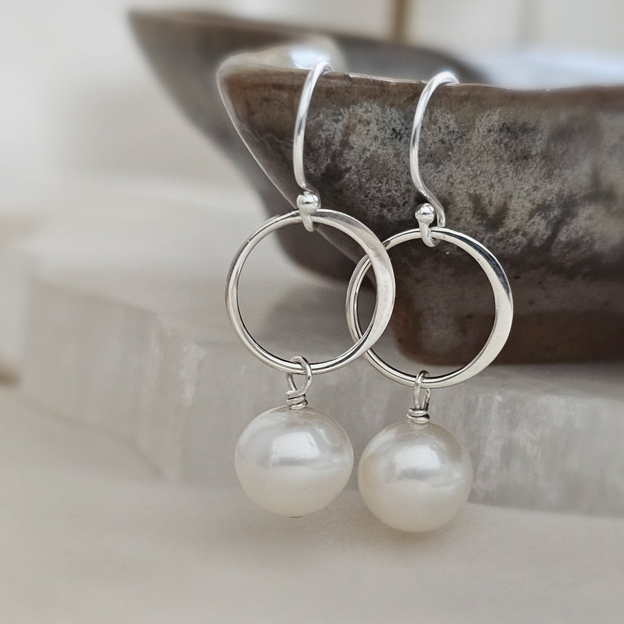 Pearl Drop Earrings • Freshwater Pearls • Modern Pearl Dangles • Delicate Gold & Pearl Earrings • Minimalist Style • Classic Pearls